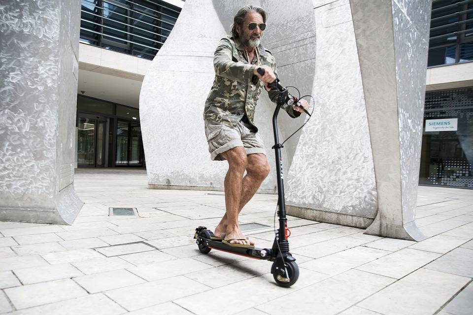 e-scooter-4921572-960-720.jpg